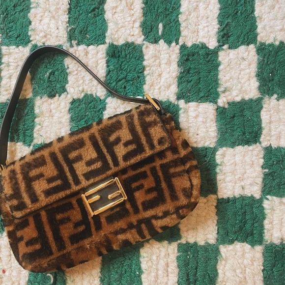❌SOLD❌FENDI FF Shearling Baguette - Picture 1 of 16